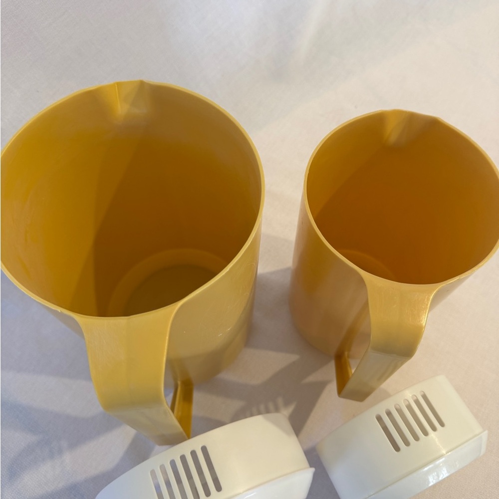 Vintage Yellow Rubbermaid Pitchers Lot 2 (1 Gallon and 2.25 Qt) with Lids USA - Picture 7 of 9